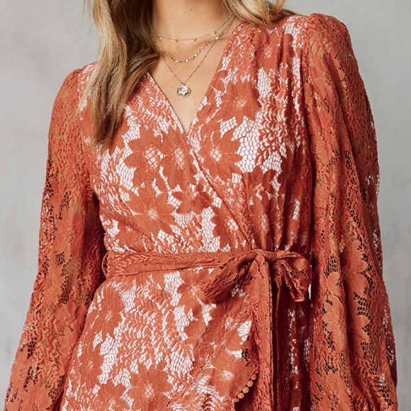 Romantic Lace Dress with Puff Sleeves and Belt - Picture 4 of 7